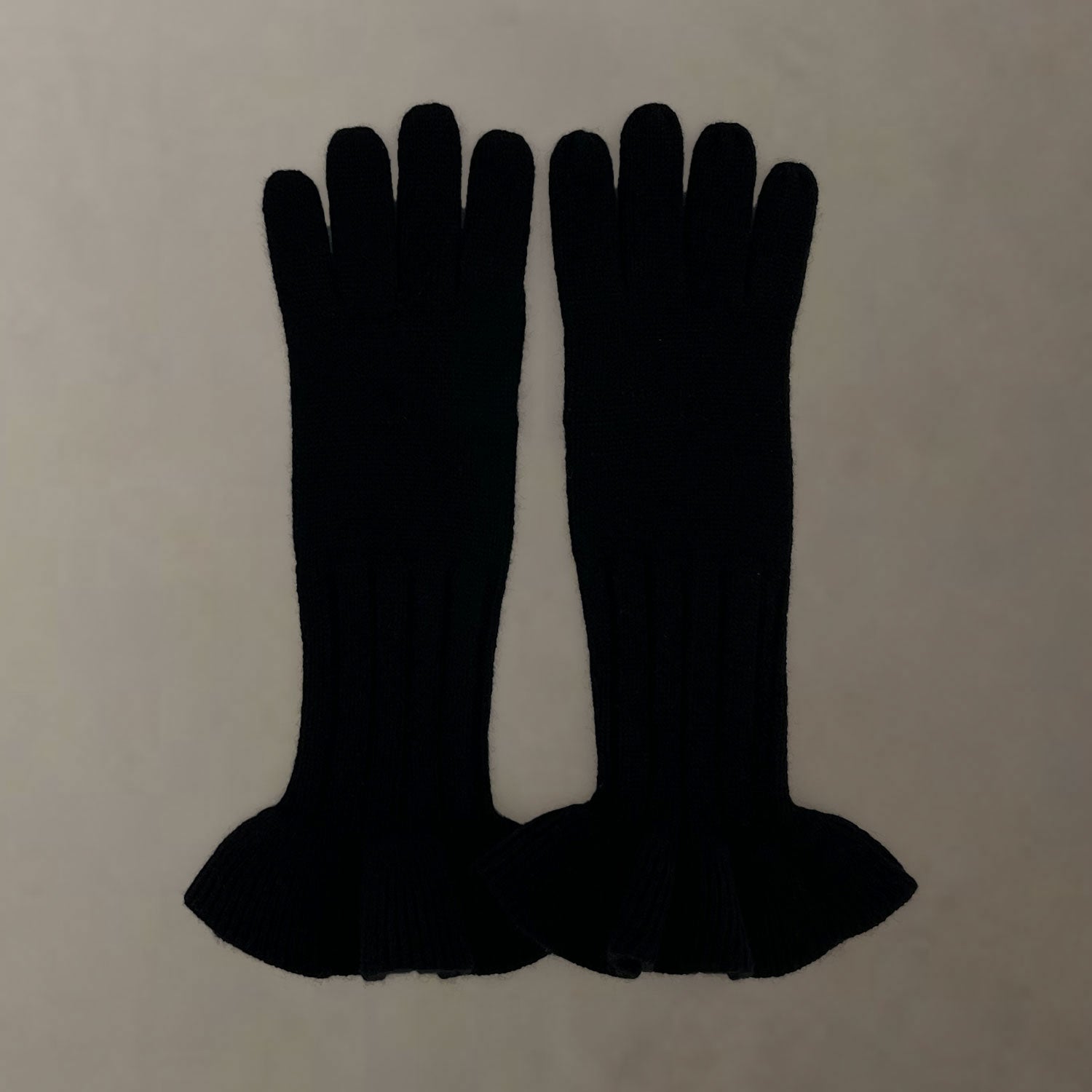 The Ruffle Cashmere Gloves | Black