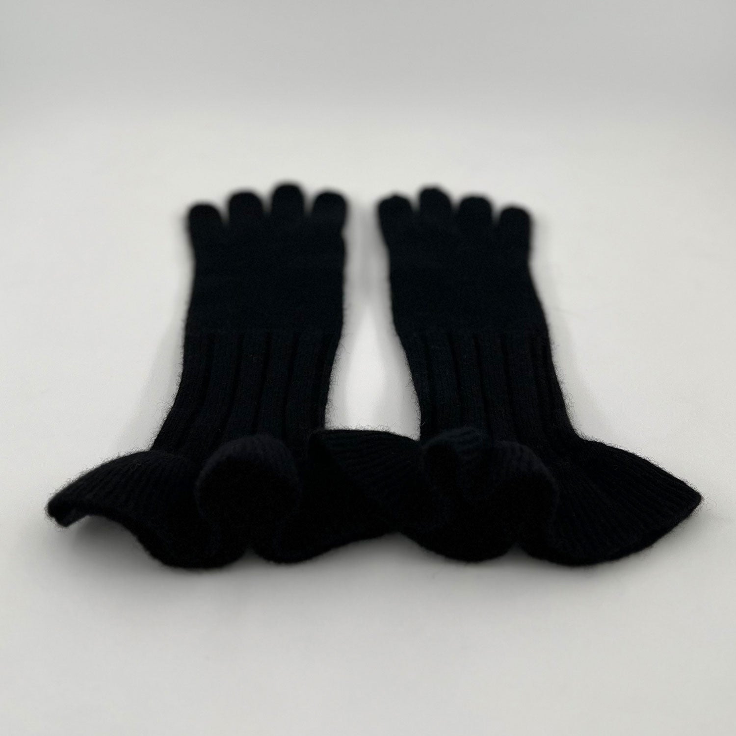 The Ruffle Cashmere Gloves | Black