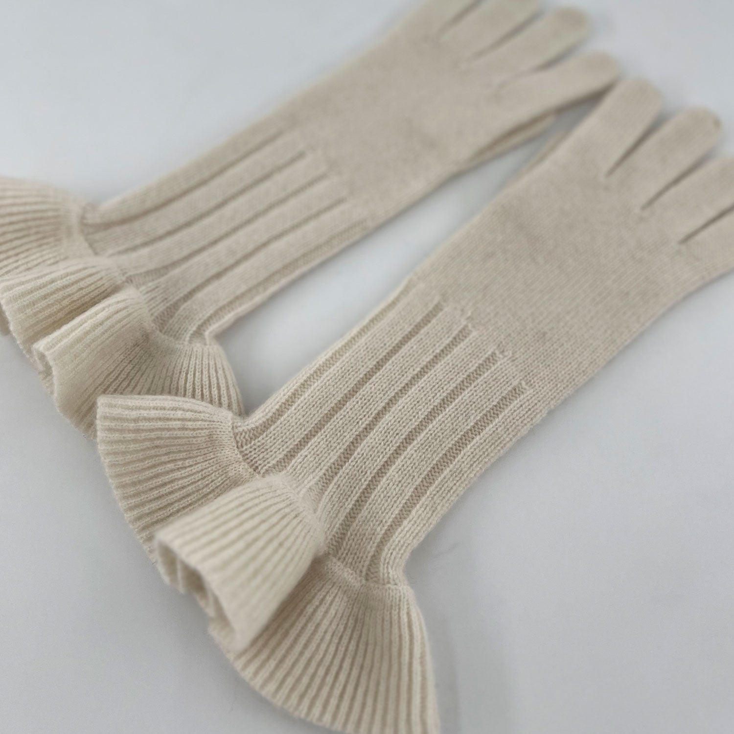 The Ruffle Cashmere Gloves | Cream