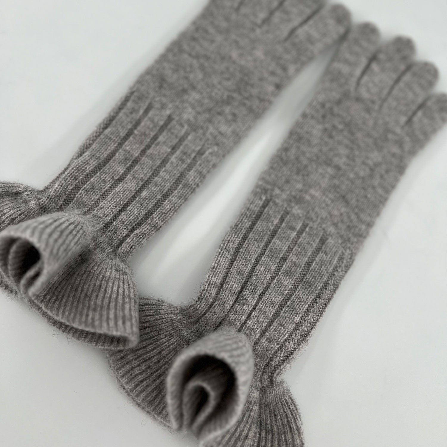 The Ruffle Cashmere Gloves | Heather Grey